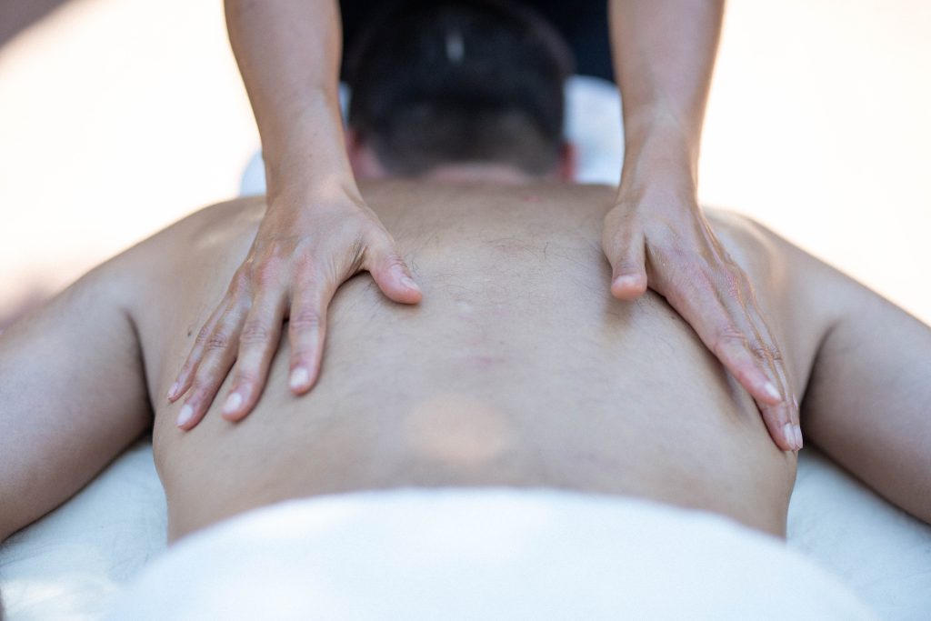 Massage dorsal réalisée par Mathilde Lagesse
